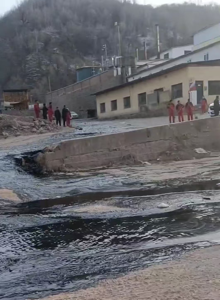 延长石油采油厂原油泄漏 已流入河道